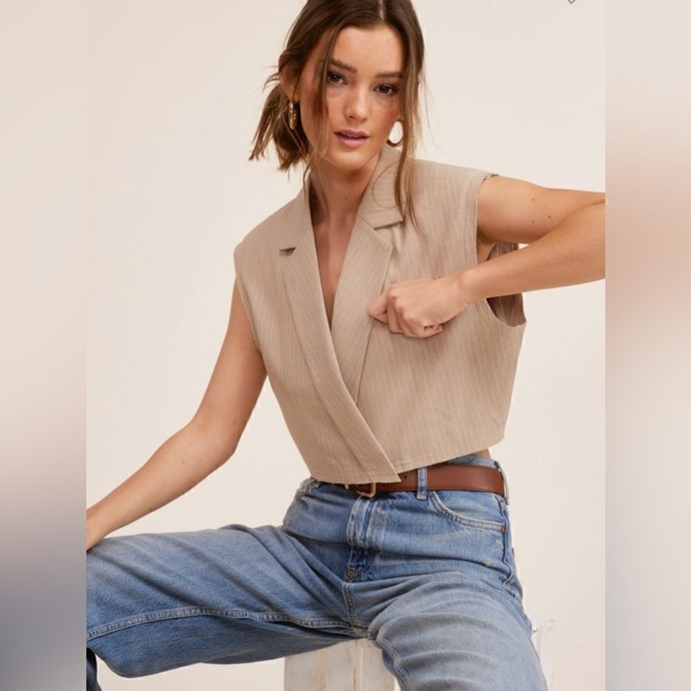 026. CROPPED SLEEVELESS BLAZER VEST- BEIGE - Picture 5 of 12